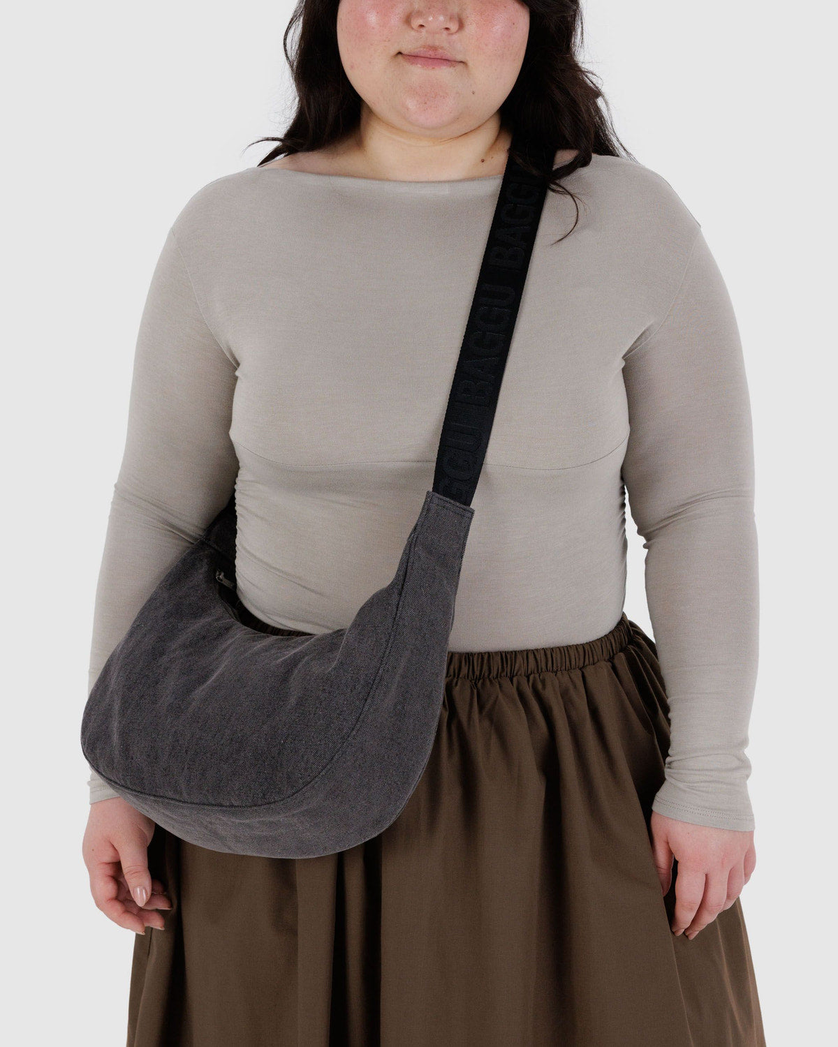 Baggu Essential - Medium Denim Crescent Bag Washed Black Denim