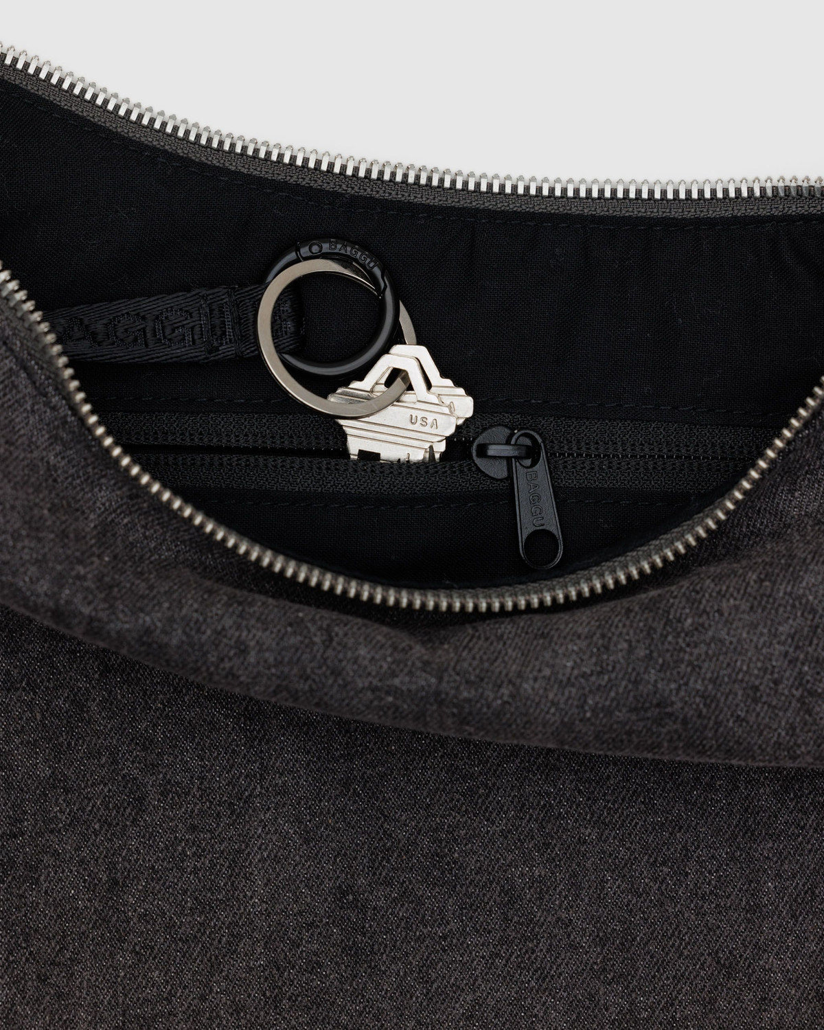 Baggu Essential - Medium Denim Crescent Bag Washed Black Denim