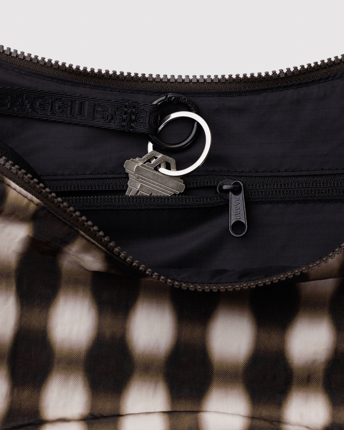 Baggu Trending - Medium Nylon Crescent Bag Blurred Gingham Brown