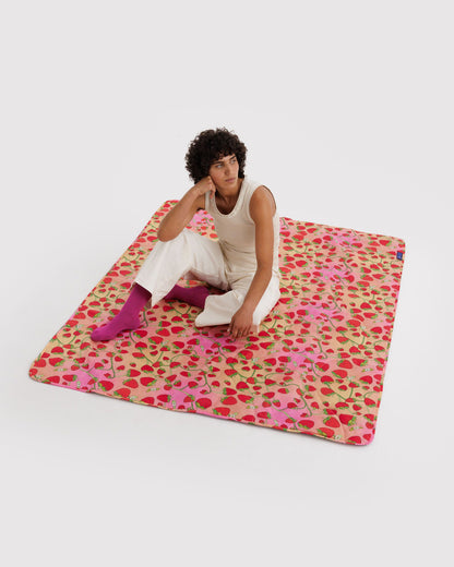 Baggu Recommended - Puffy Picnic Blanket Strawberry Blossom