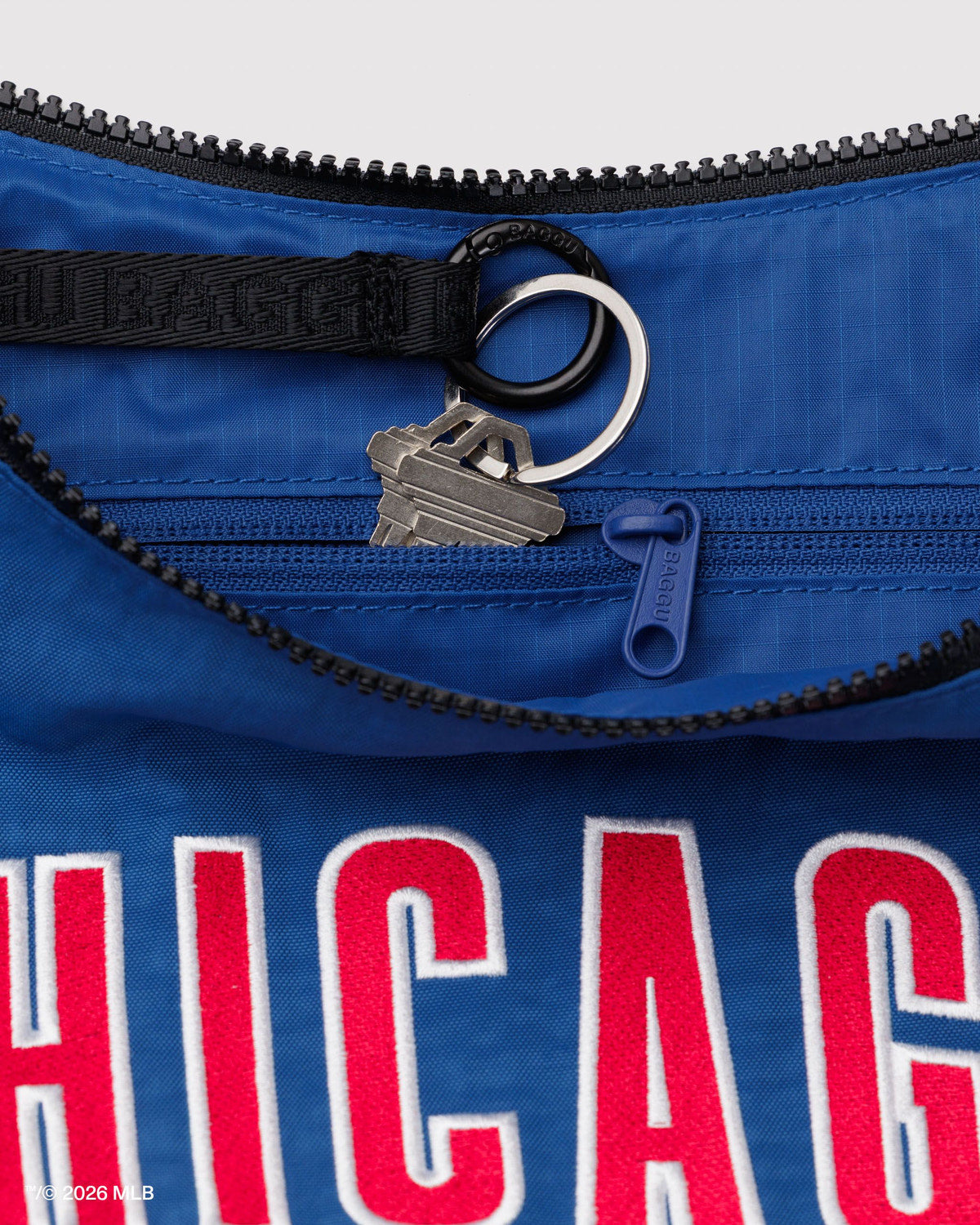 Baggu Essential - Medium Nylon Crescent Bag Chicago Cubs™